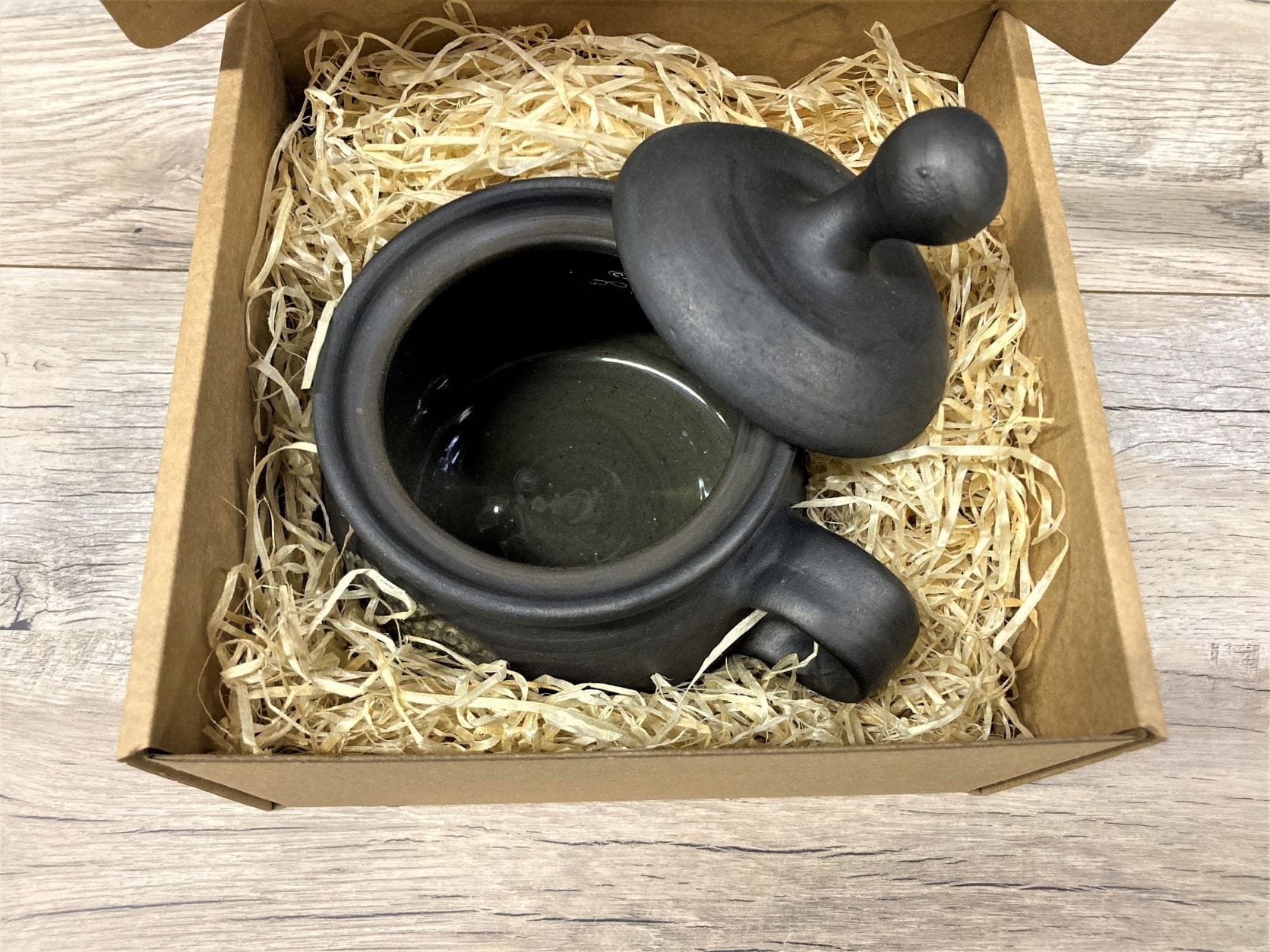 Sugar bowl in a gift box