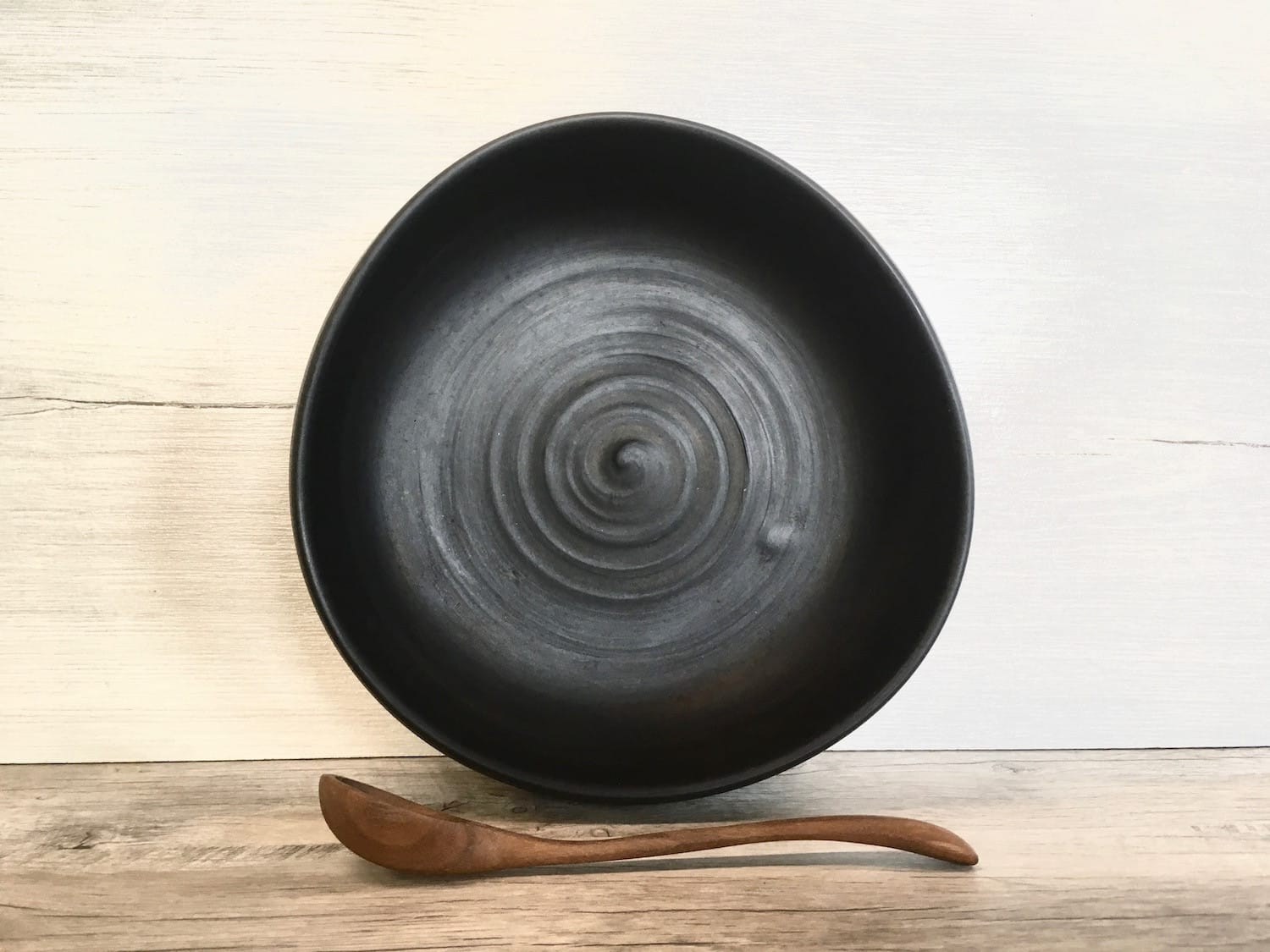 Shallow salad bowl