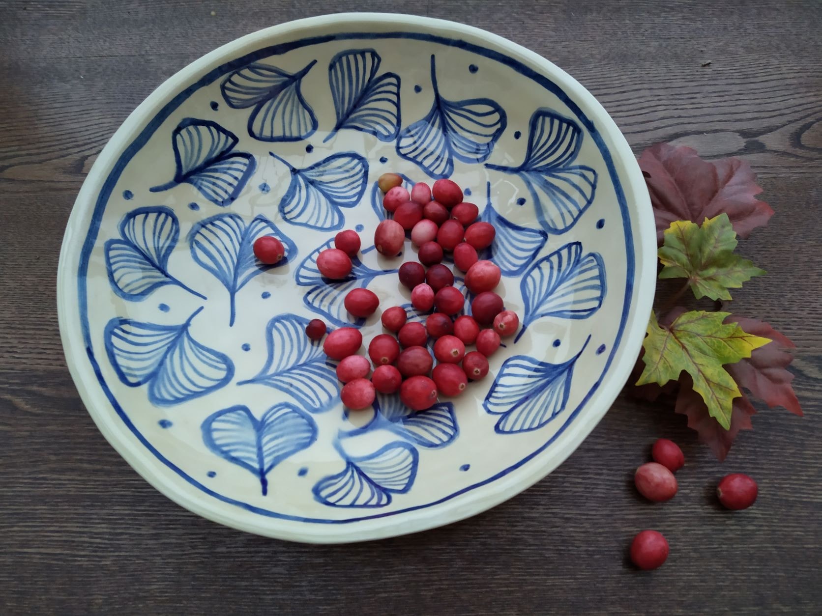 Fruit plate with ginkgo leaf motif