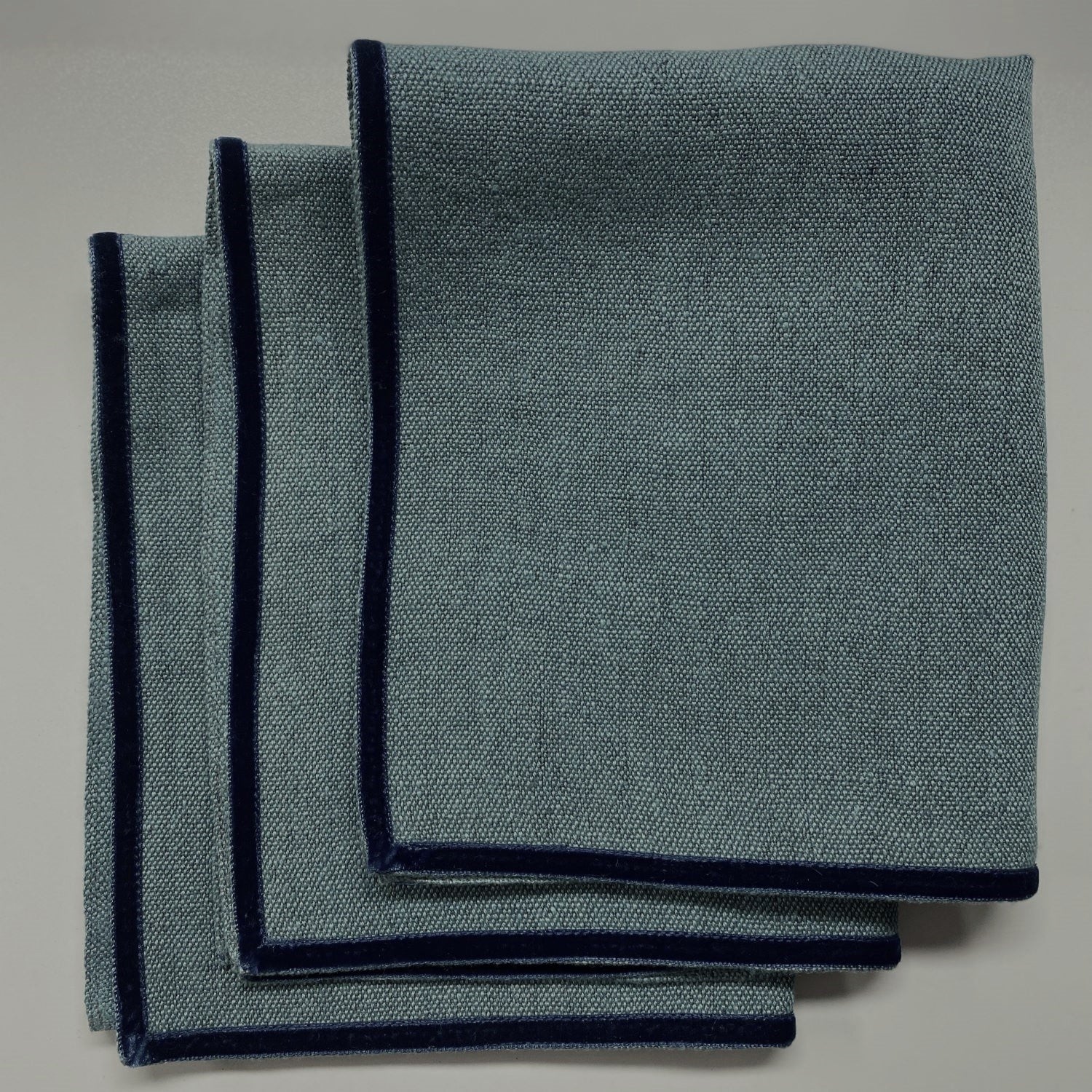 Linen napkin with a velvet edge 47x40 cm