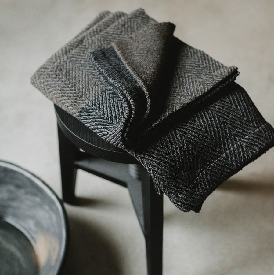 Linen bath towel in anthracite 90x170 cm